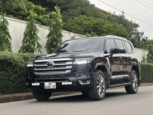 Toyota Land Cruiser LC300 2022 Black · Photo 1