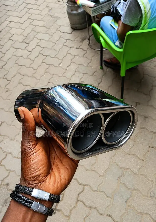 Curved Chrome Exhaust Tip - Stylish & Sporty · Photo 1