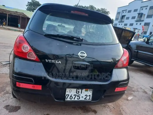 Nissan Versa 1.8 SL Hatchback 2010 Black · Photo 1