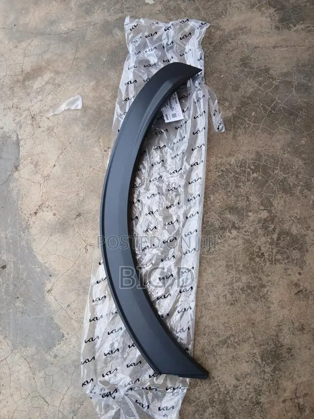 Kia Sportage 2023 ,2024, 2025 Back Fender Moulding · Photo 1