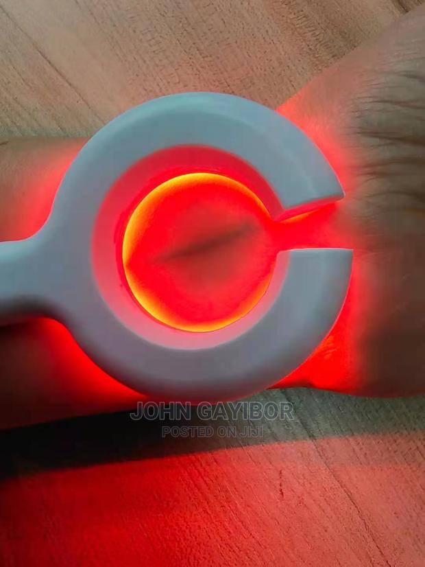 Vein Finder for Babies and Adults With 1 Year Warranty · Photo 2