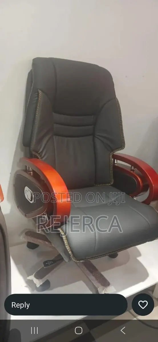 Exexecutive Swivel Chair · Photo 1