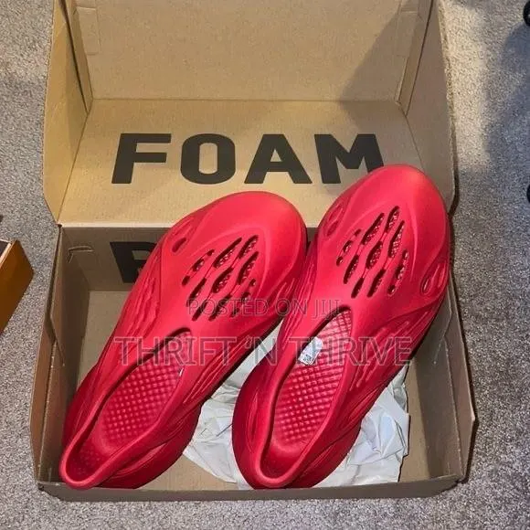 Adidas Yeezy Foam Runner Vermillion · Photo 1