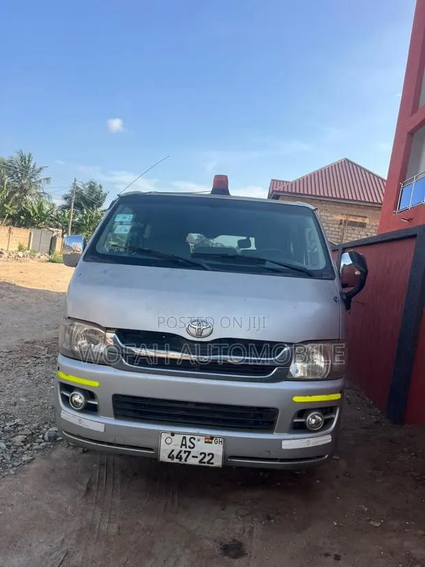 Toyota HiAce 2017 Silver · Photo 1