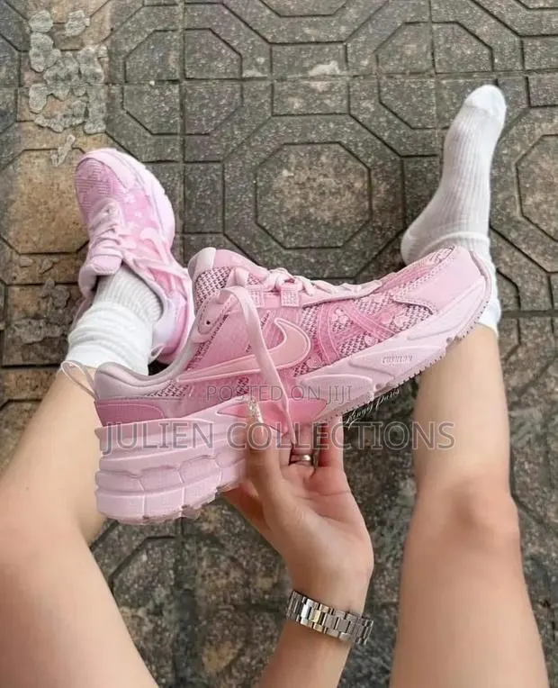 Nike V2K Run Pink Foam · Photo 1