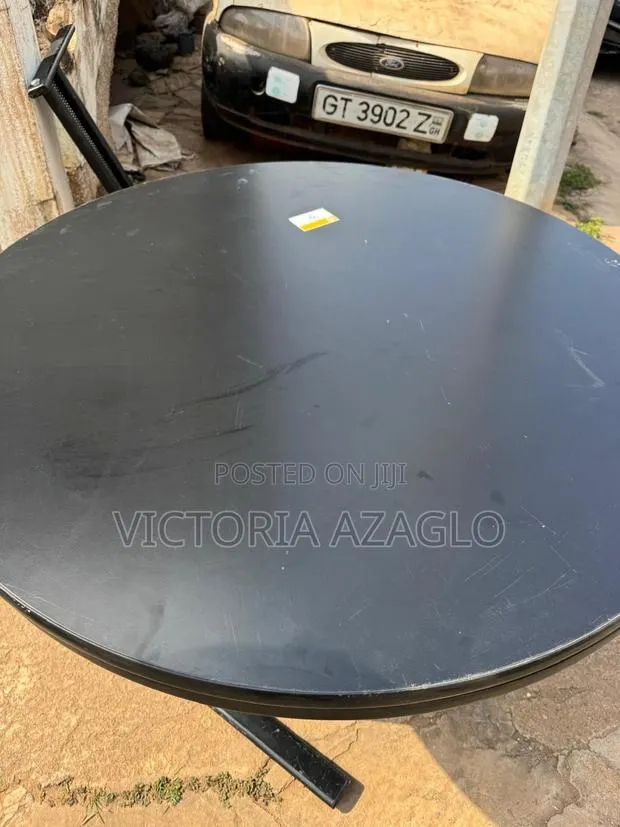 Round Cantilever Table · Photo 1