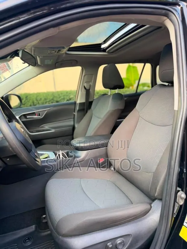 Toyota RAV4 XLE Premium 2025 Black · Photo 1