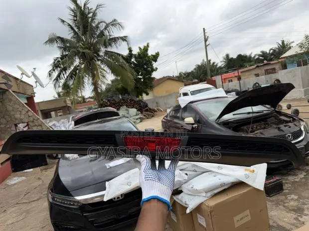 Honda Civic 2014 - 2015 Back Bumper Trim With Light · Photo 1