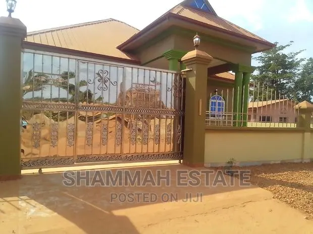 5bdrm Apartment in Aiding Estate, Sunyani Municipal for rent · Photo 1