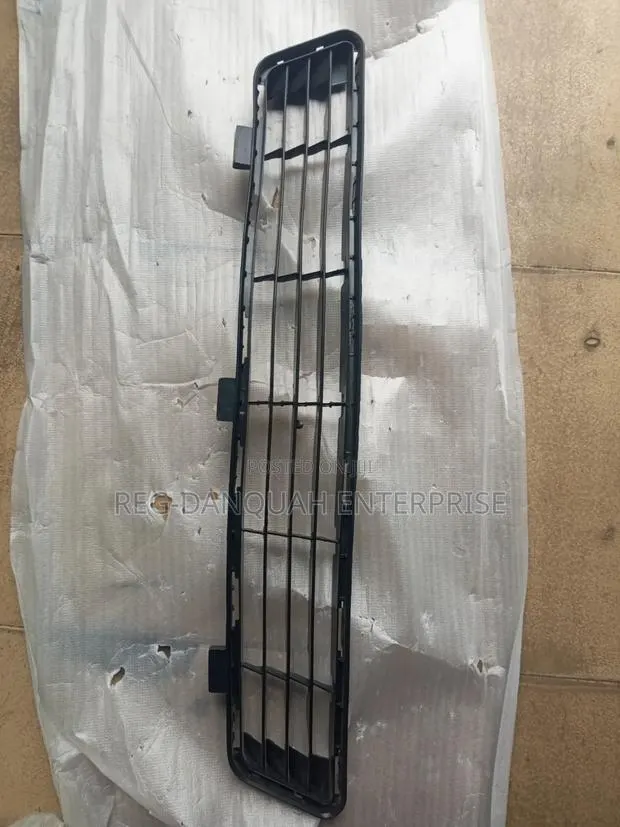 Toyota Camry 2010-2011 Down Grille · Photo 1