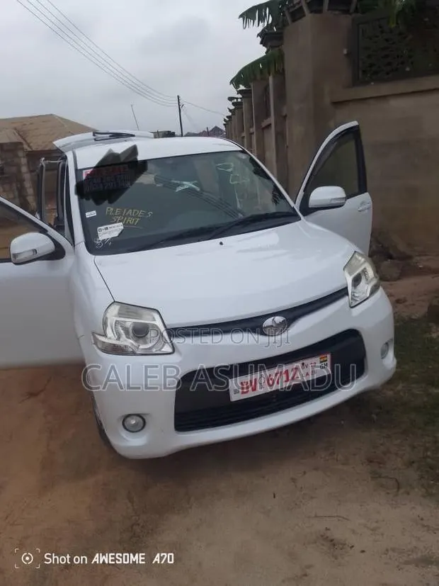 Toyota Sienta 2015 White · Photo 1