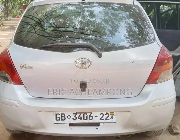 Toyota Vitz 2010 Silver · Photo 1
