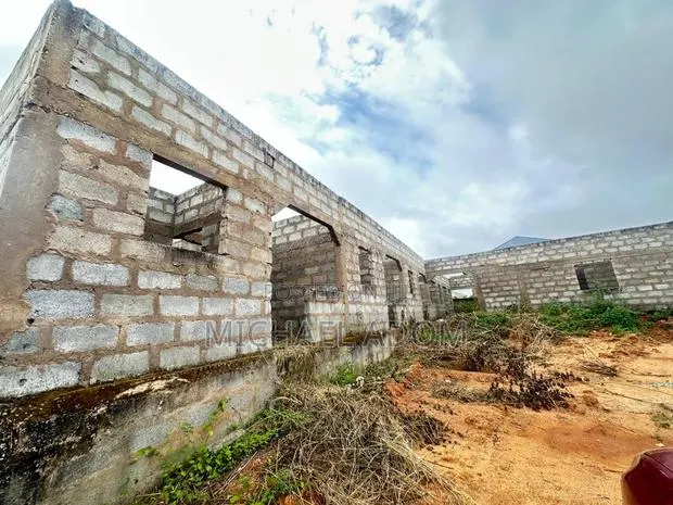 7bdrm Apartment in Amasaman for sale · Photo 1