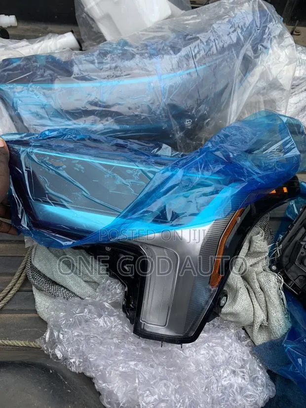 Toyota Tundra Headlights 2021,2022,2023,2024,2025 · Photo 1