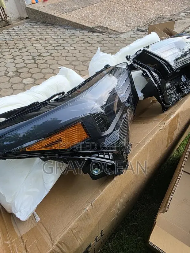 2024 - 2026 Toyota Tacoma HeadLights LE | USA Spec · Photo 1