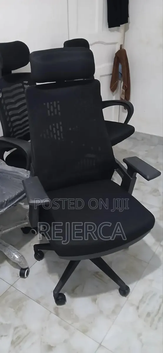 Adjustable Office Swivel Chair · Photo 1
