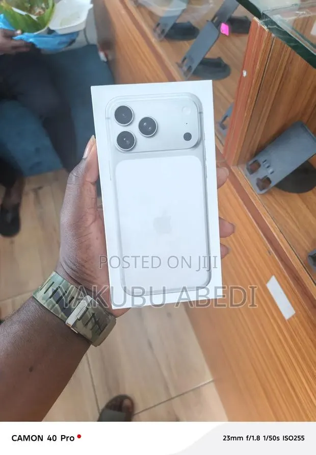 New Apple iPhone 17 Pro Max 256 GB Silver · Photo 1