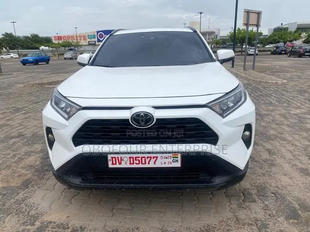 Toyota RAV4 XLE 2021 White · Photo 1
