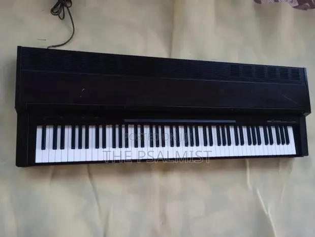 Yamaha Clavinova CLP- 300 Digital Piano · Photo 1