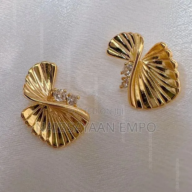 Gold Twisted Shape Pendat Earring · Photo 1