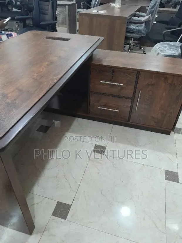 High Quality Coner Desk for Sales · Photo 1