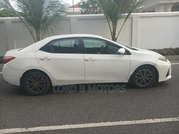 Toyota Corolla 2017 White · Photo 1