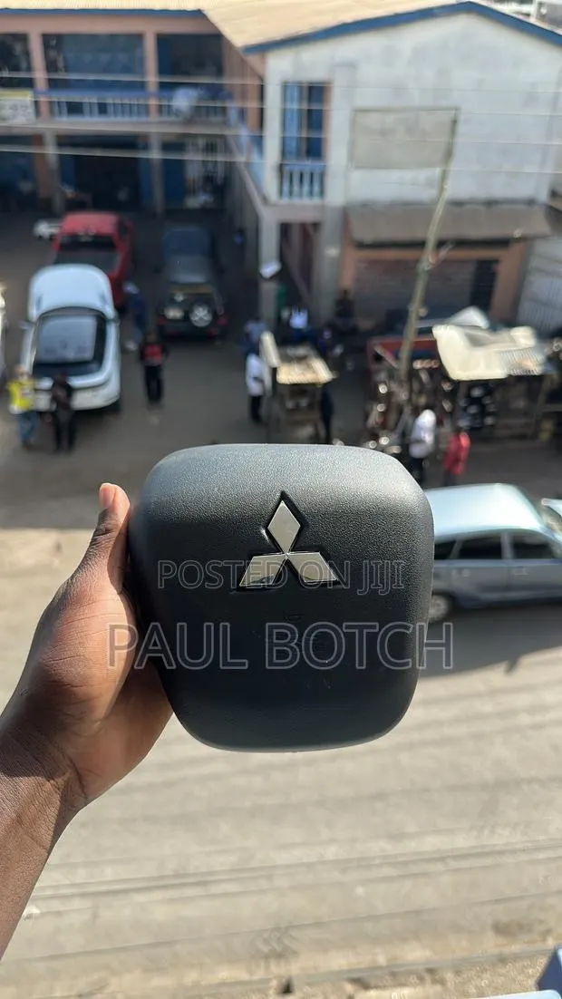 2021,2022,2023,2024 Mitsubishi Outlander Steering Wheel Airbag Cover · Photo 1