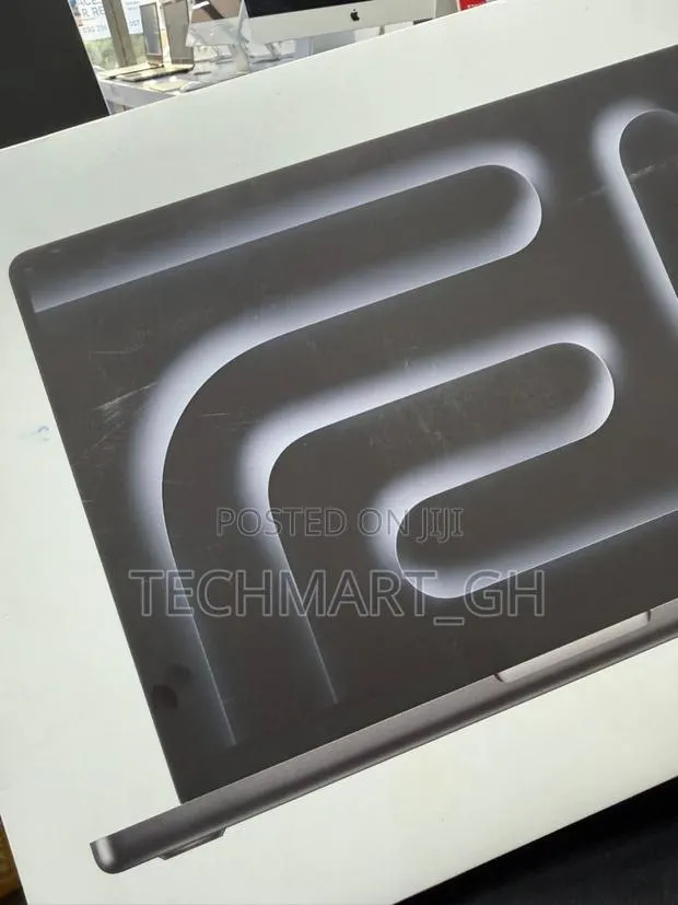 New Laptop Apple MacBook Pro 2025 M5 16GB SSD 1T · Photo 1