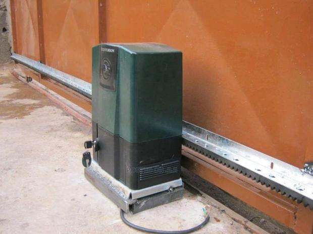 American Automatic Remote Gate · Photo 2