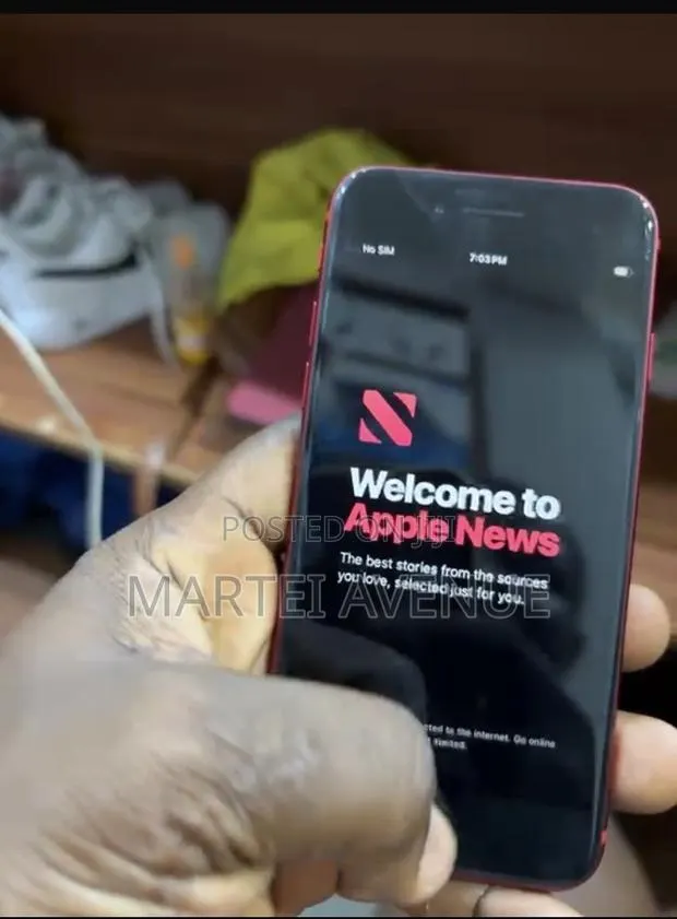 Apple iPhone SE (2020) 64 GB Red · Photo 1