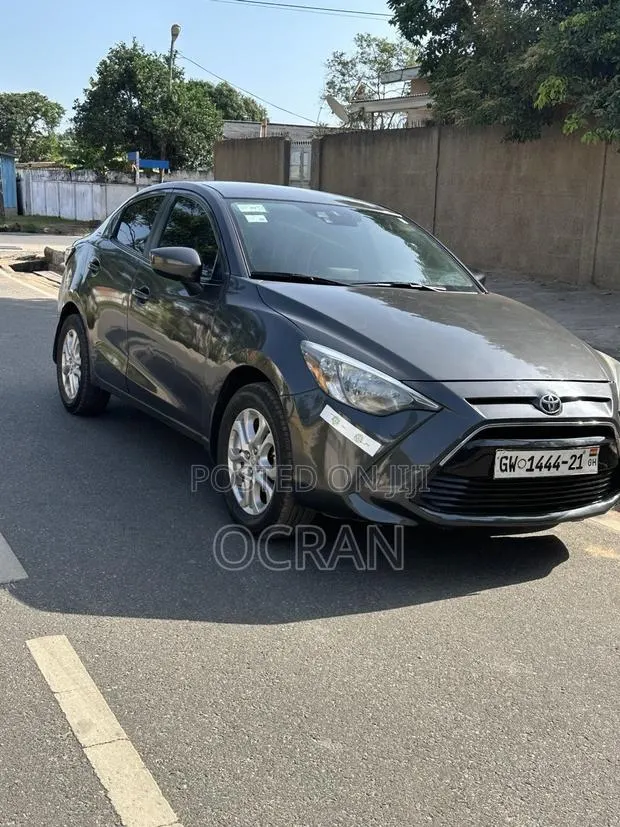 Toyota Yaris iA 1.5 FWD 2017 Gray · Photo 1