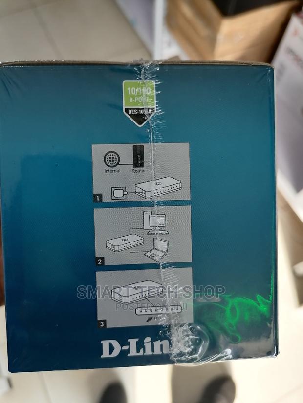 8 Port D Link Desktop Switch · Photo 1