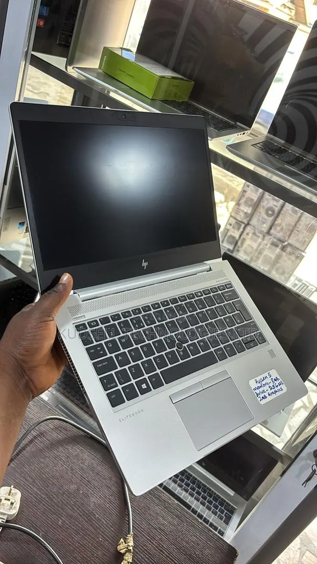 Laptop HP 8GB AMD Ryzen 5 SSD 256GB · Photo 1