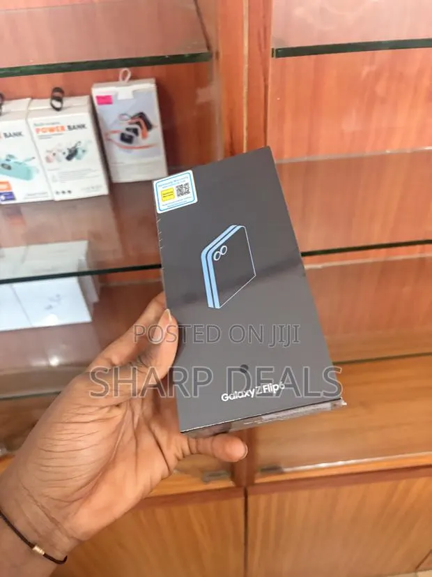 New Samsung Galaxy Z Flip6 256 GB Blue · Photo 1