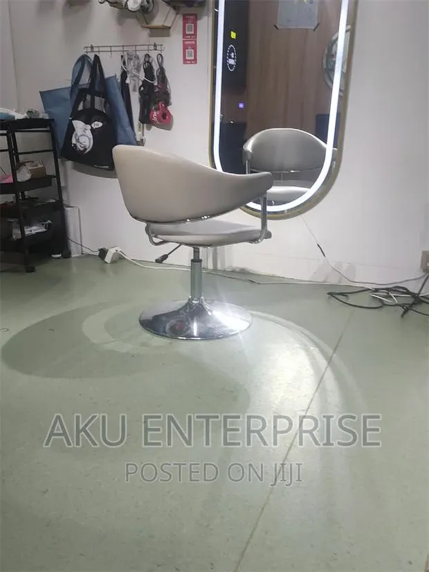 Saloon Lounge Manicure Pedicure Esthetician Barber Chair · Photo 1