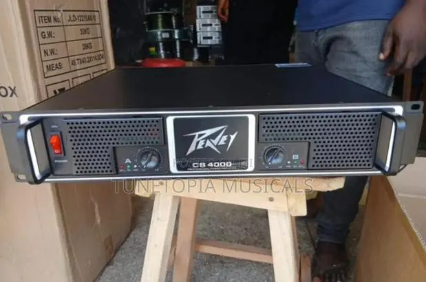 Peavey Cs 4000 Power Amplifier. · Photo 1