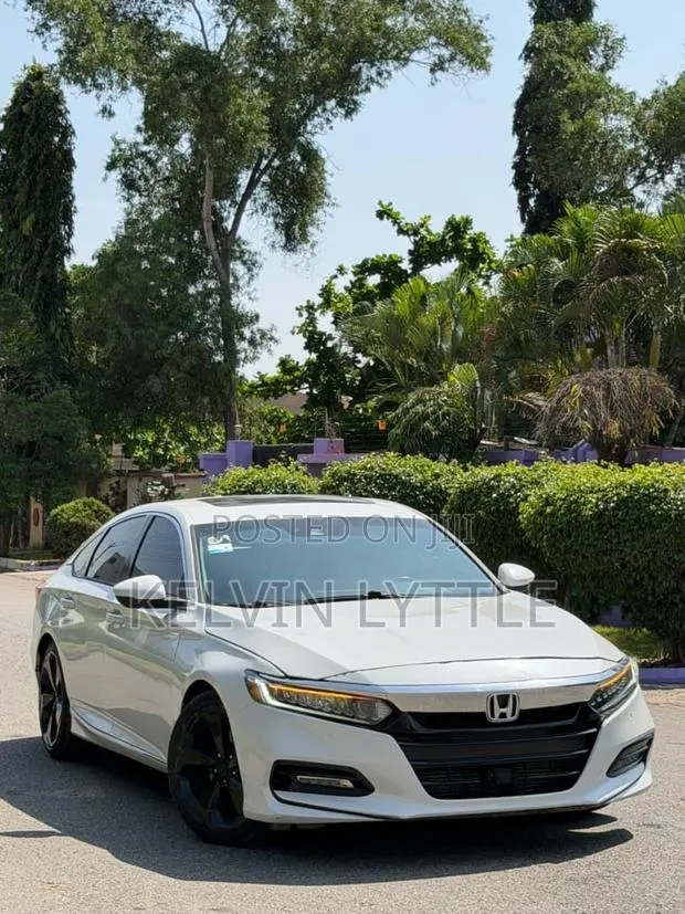2018 Honda Accord Touring · Photo 1