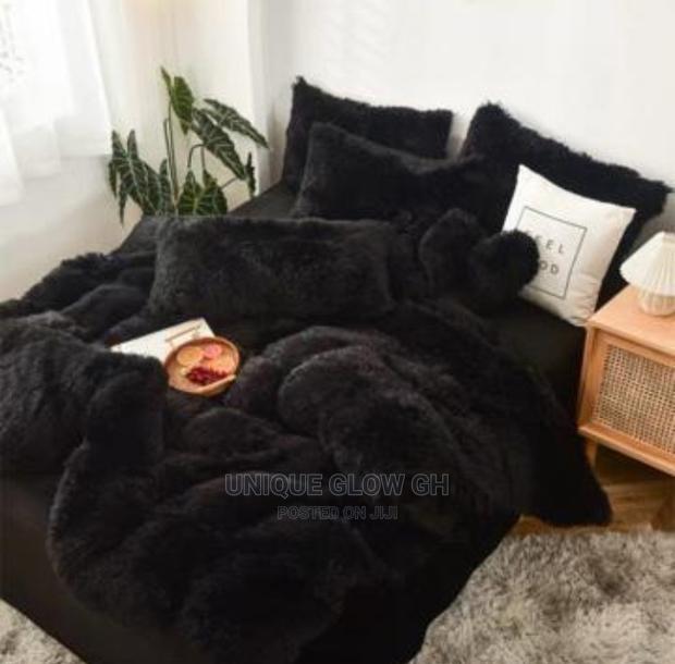 Fluffy Duvet Set at 8pcs 1 Quilt, 1 Sheet, 6 Pillow Case · Photo 4