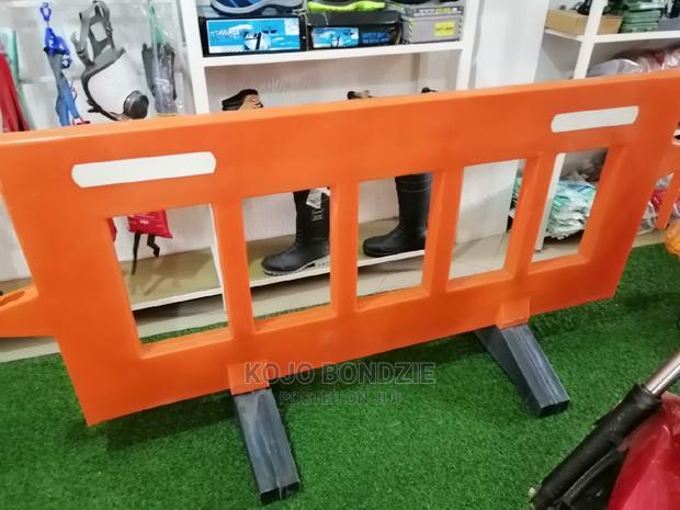Plastic Road Barricade Stand · Photo 1