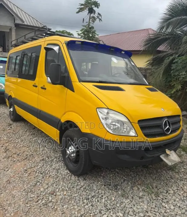 Mercedes-Benz Sprinter 2012 Yellow · Photo 2