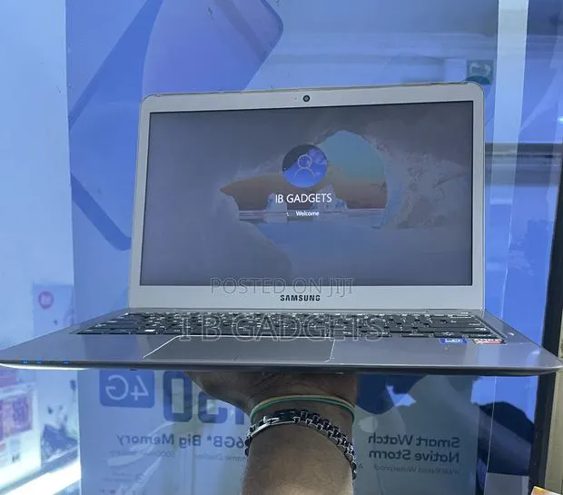 Laptop Samsung NP535U3C 8GB AMD A4 HDD+SSD 320GB · Photo 1