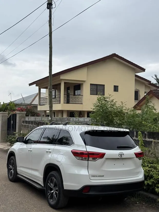 Toyota Highlander LE 4x2 (2.7L 4cyl 6A) 2018 White · Photo 1