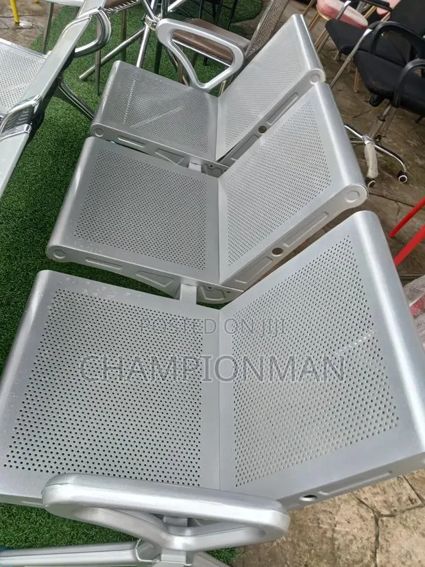 Metal Visitors Chair · Photo 1
