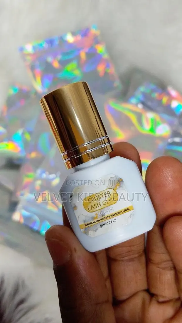 Waterproof Cluster Lash Glue · Photo 1