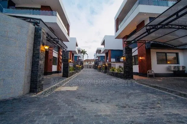 8bdrm House in Mainstay Estates, Cantonments for rent · Photo 1