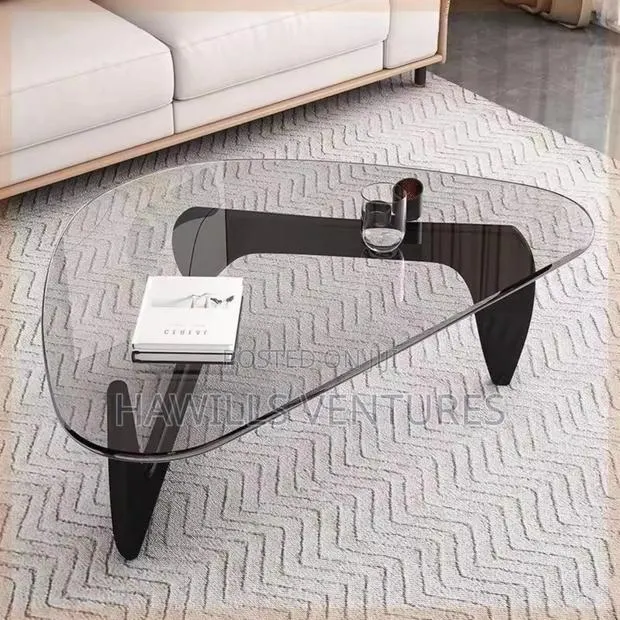 Trianguler Glass Center Table · Photo 1