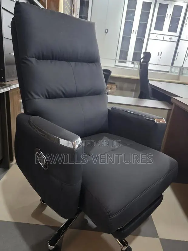 Blank Executive Leather Swivel Chair · Photo 1