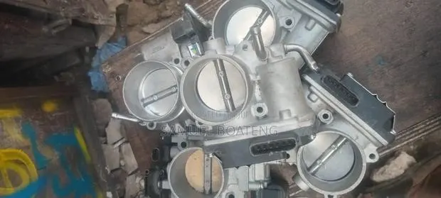 Toyota Camry 2014 to 2017 Throttle Body · Photo 1