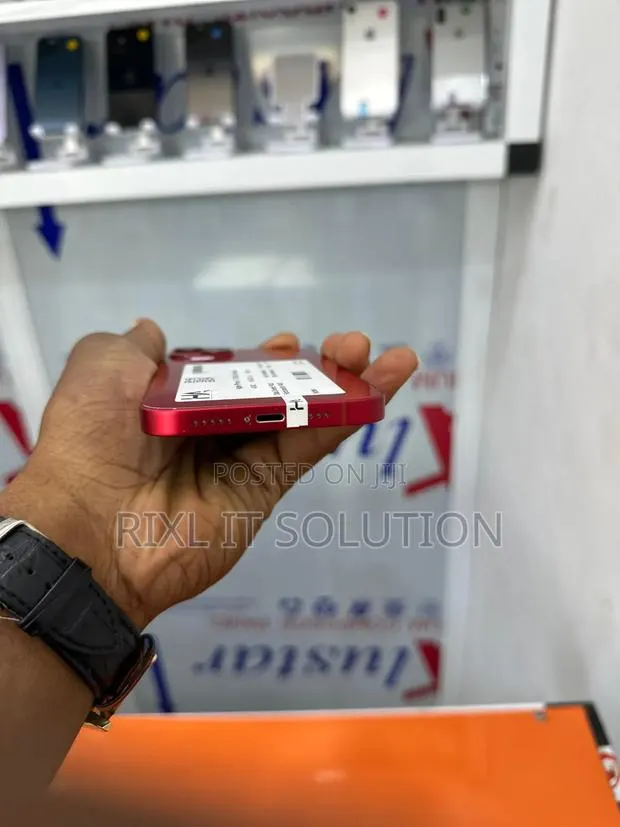 Apple iPhone 13 128 GB Red · Photo 1