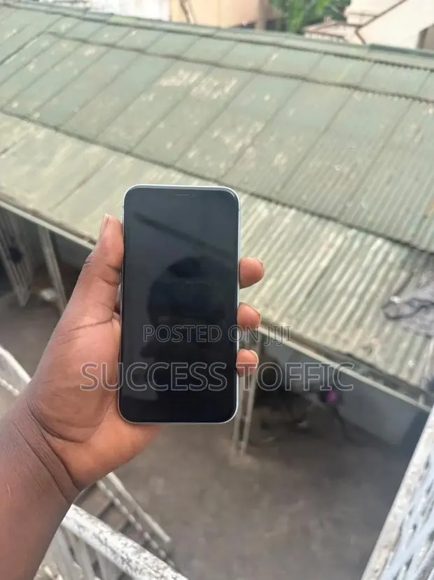 Apple iPhone XR 64 GB Blue · Photo 1